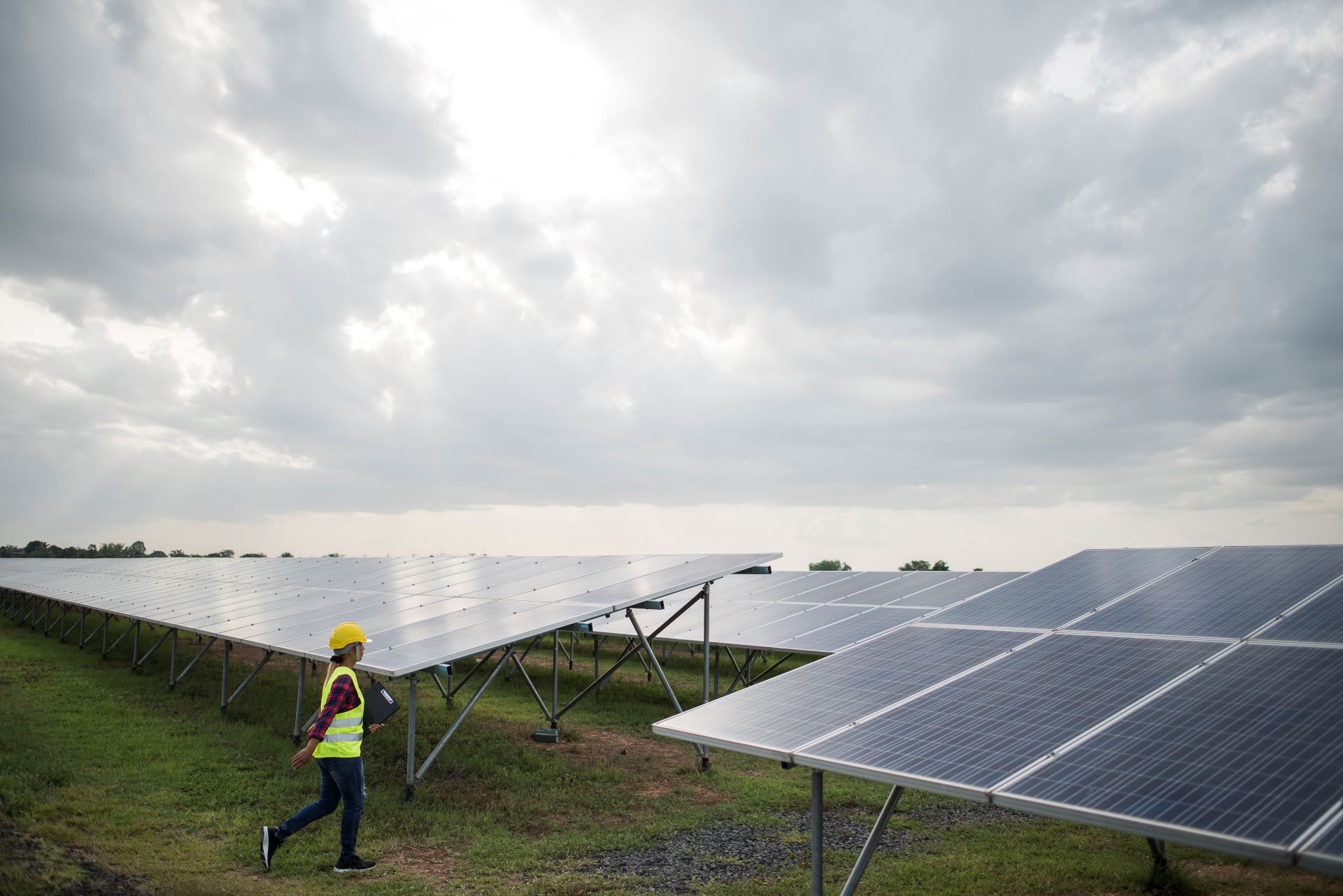 How Heat Impacts Solar Panel Efficiency in Hot Climates